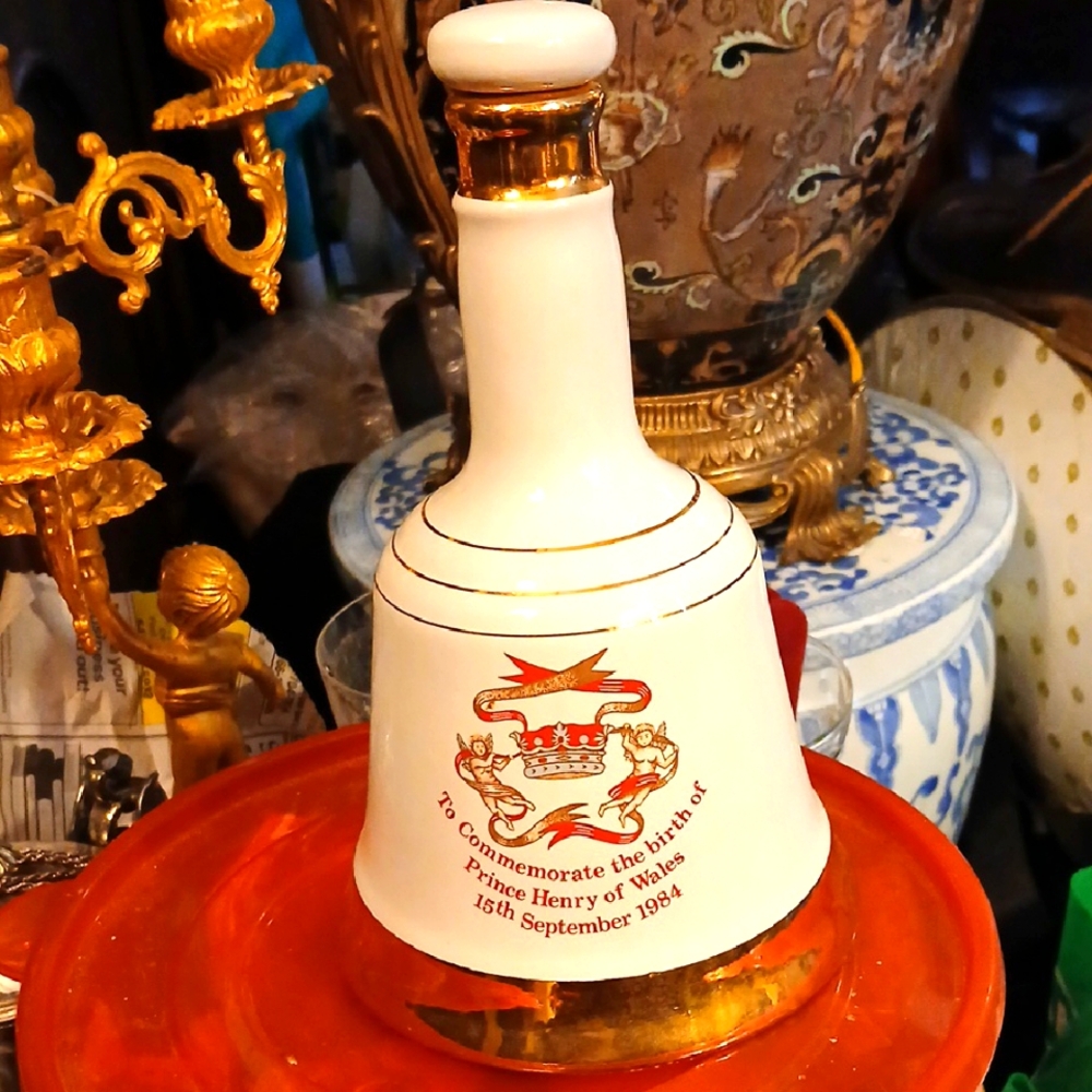 Commemorative / Royalty White and Gold Bell Whiskey By WADE